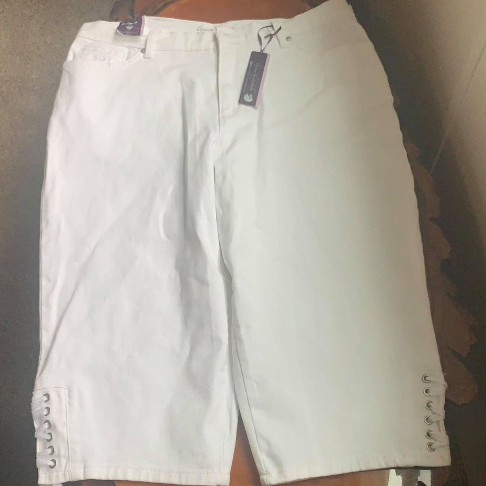 NWT Gloria Vanderbilt White Capri's